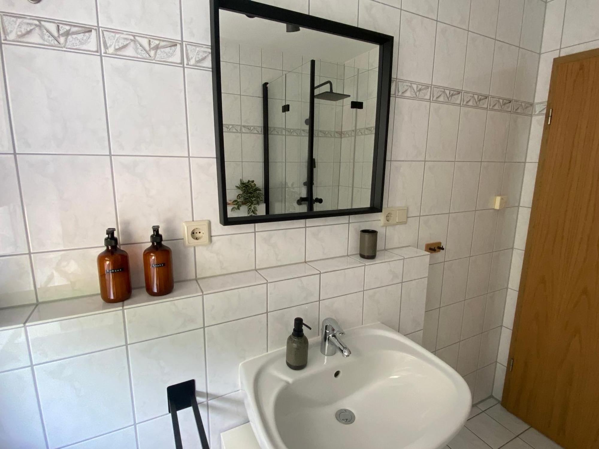 Moderne Wohnung Mit Terrasse & Parkplatz; Naehe Bwzk & Amazon Koblenz  Bagian luar foto